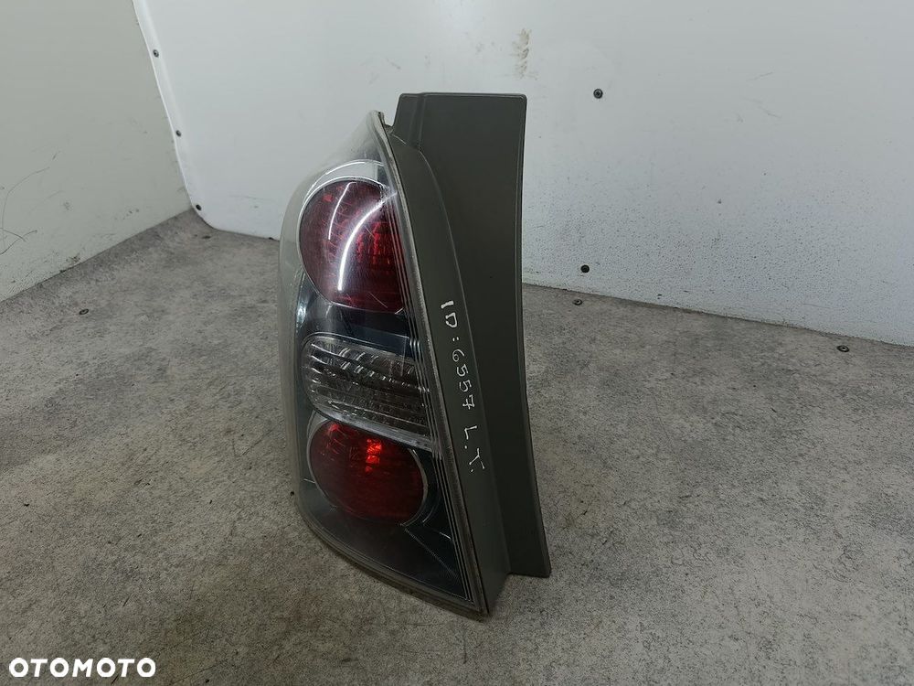LAMPA TYLNA LEWA TOYOTA COROLLA VERSO II - 3