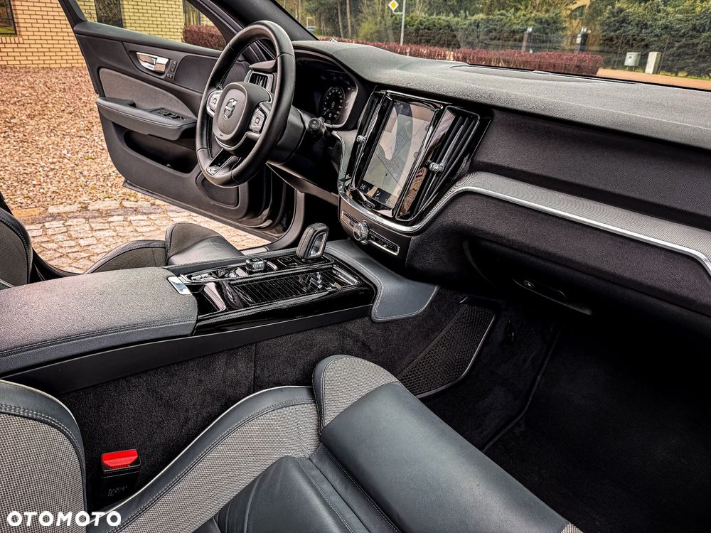Volvo V60 T8 AWD Twin Engine Geartronic R-Design - 27