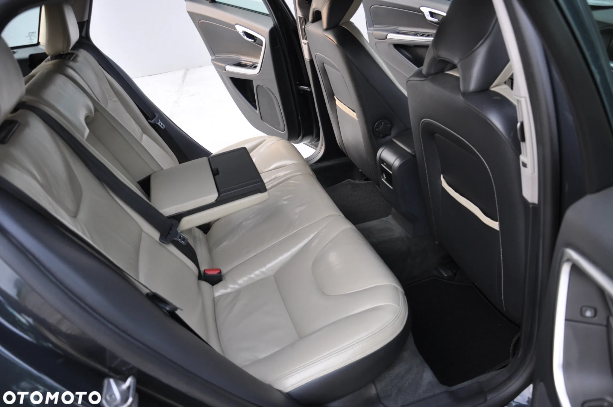 Volvo V60 D4 Drive-E R-Design Summum - 32