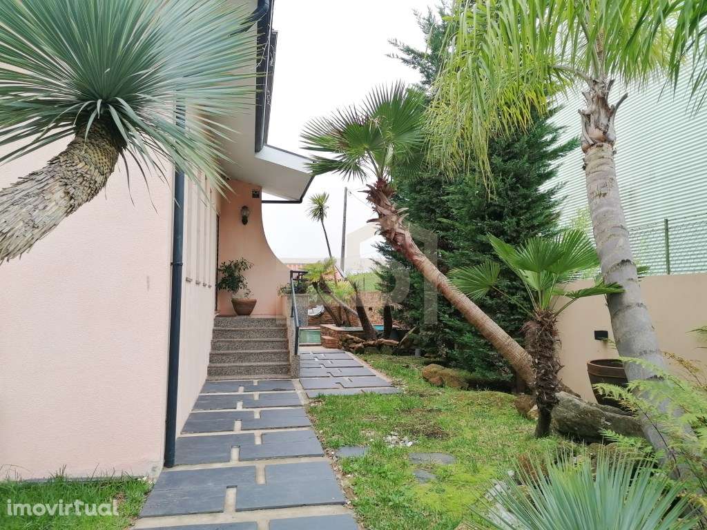 Moradia com piscina e excelentes acessos - Lousado - Grande imagem: 2/34