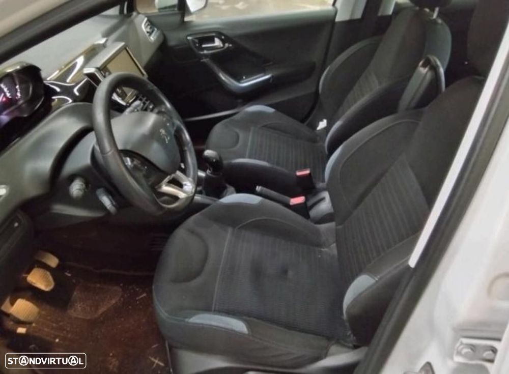 Peugeot 208 - 3