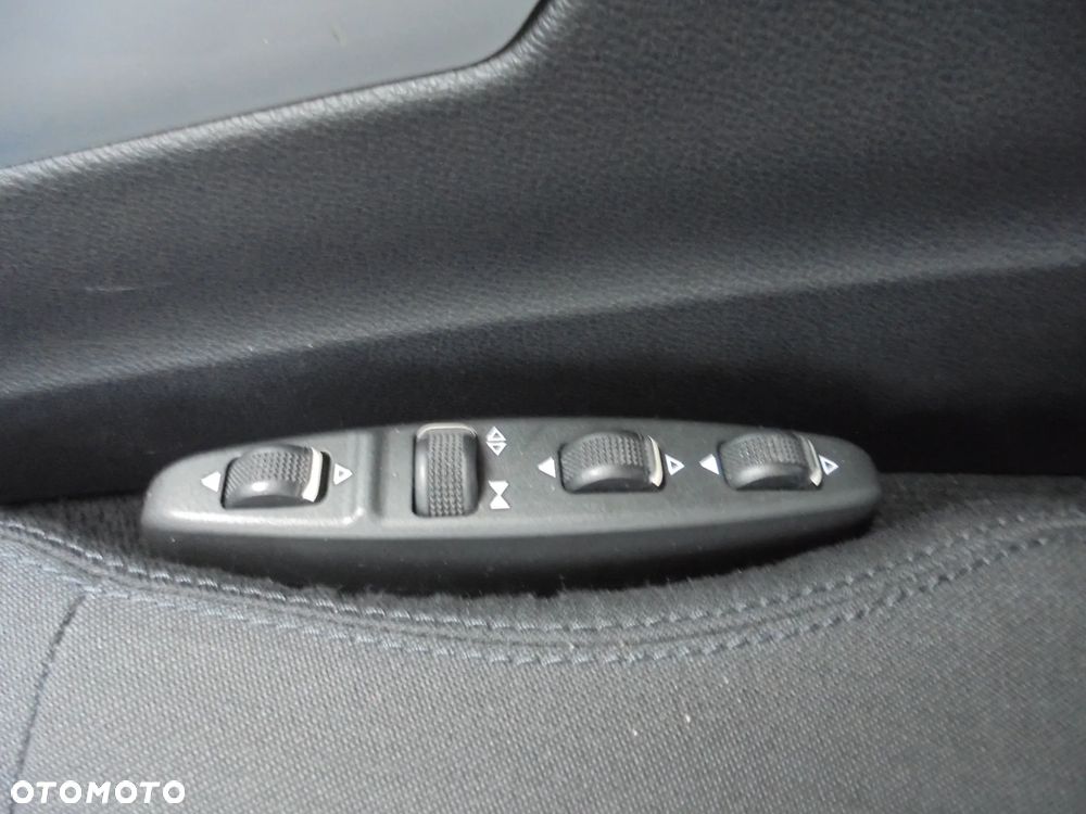 Mercedes-Benz Klasa E 220 CDI DPF BlueEFFICIENCY 7G-TRONIC Elegance - 32