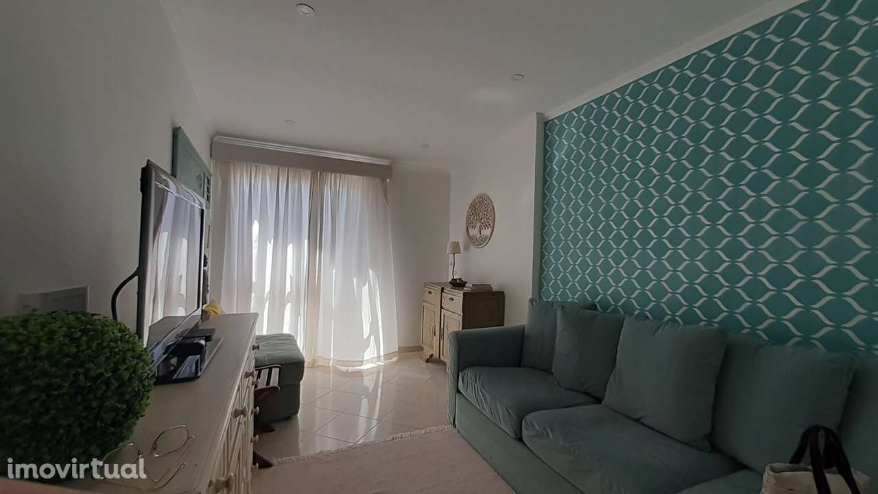 T1 + 1 totalmente remodelado com excelentes áreas no coração de Algés - Grande imagem: 3/21