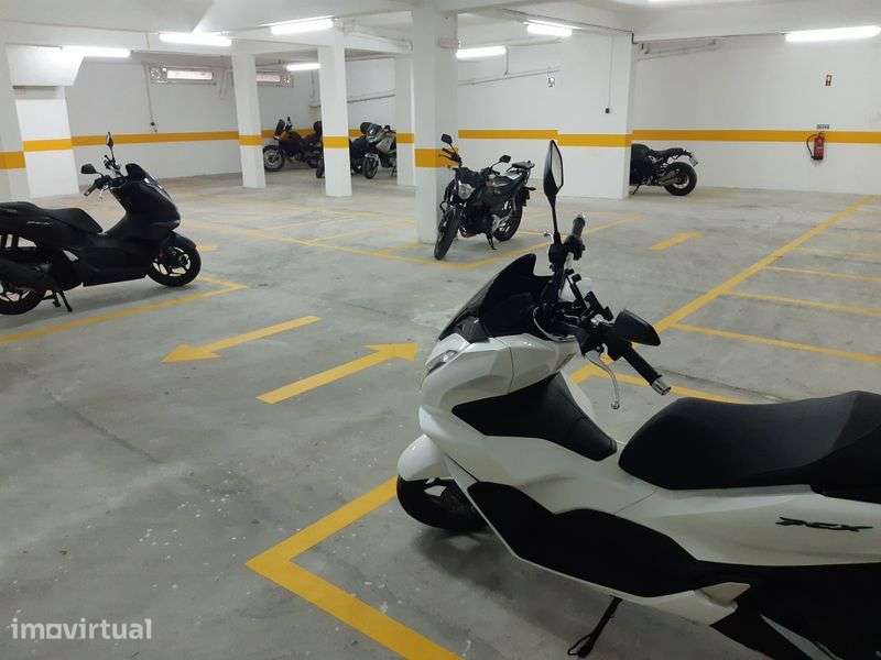 Garagem motas - Cova da Piedade - Grande imagem: 2/3