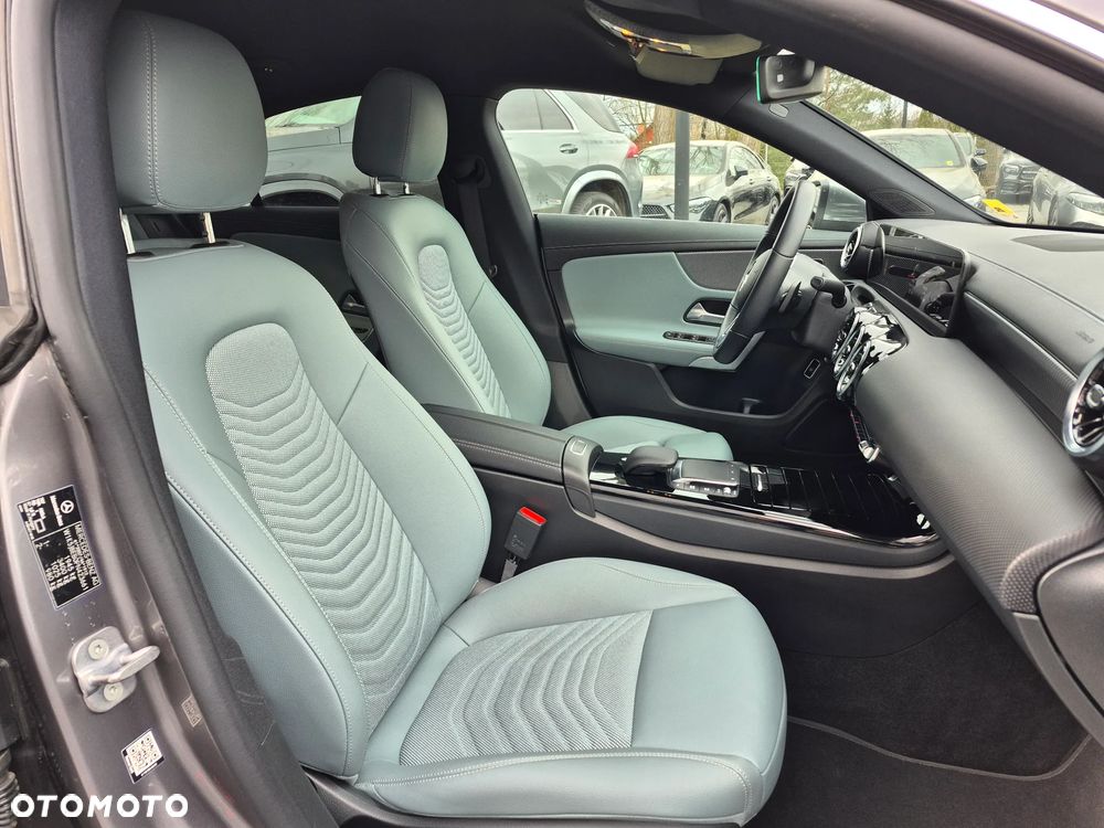 Mercedes-Benz CLA 180 7G-DCT - 33