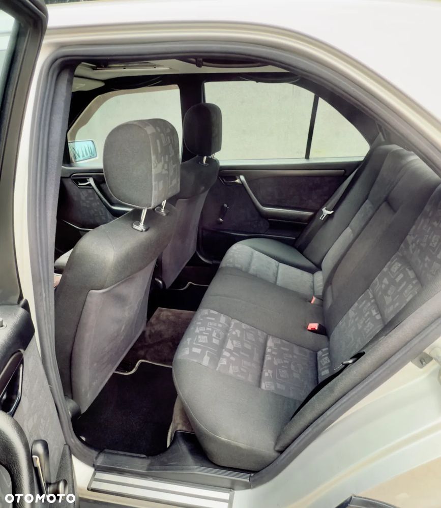 Mercedes-Benz Klasa C 180 Classic - 13