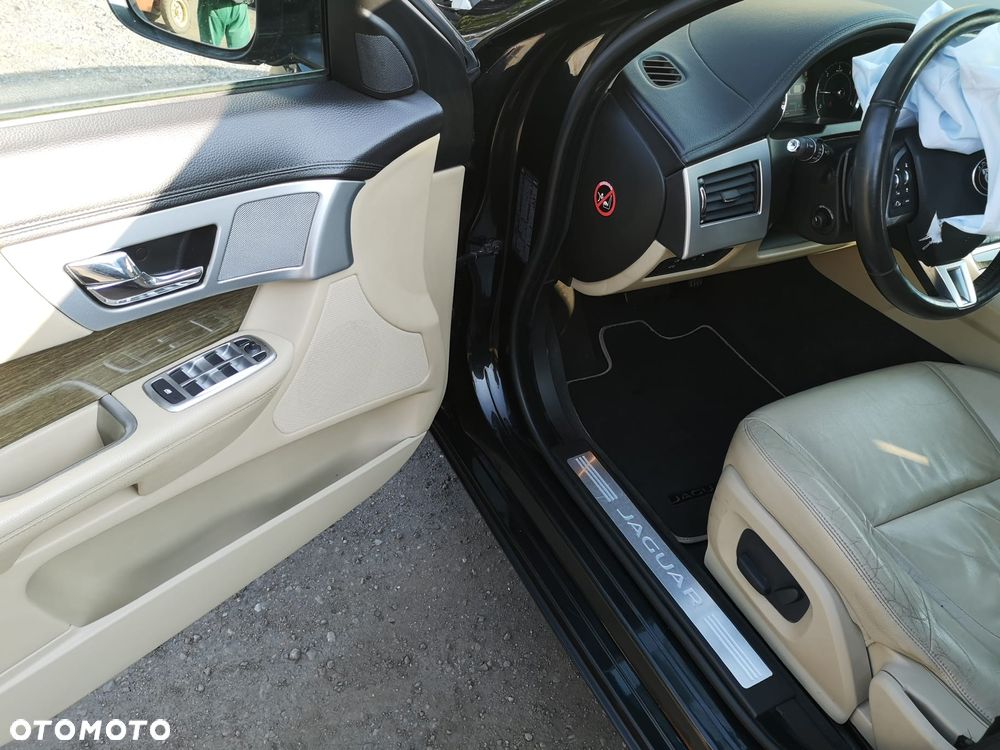 Jaguar XF 2.2 D Premium Luxury - 22