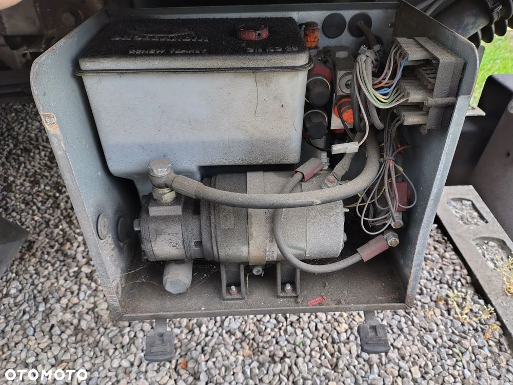 Kontener z windą Dhollandia 750kg 2012 sprinter W906 - 7