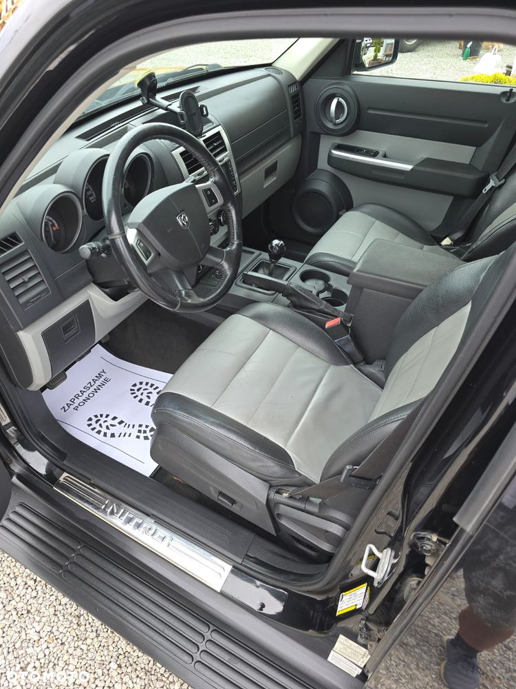 Dodge Nitro - 12