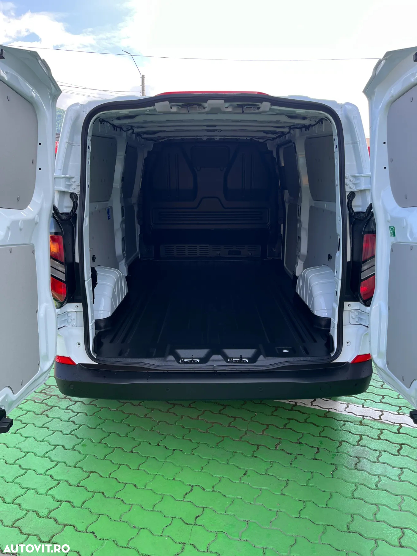 Ford TRANSIT CUSTOM VAN - 10