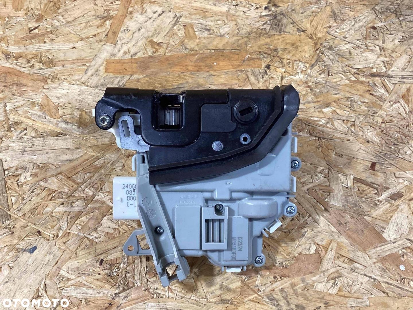Zamek tylnych lewych drzwi AUDI A4 ALLROAD 8KH, B8 8K0839015F 2.0L diesel - 1