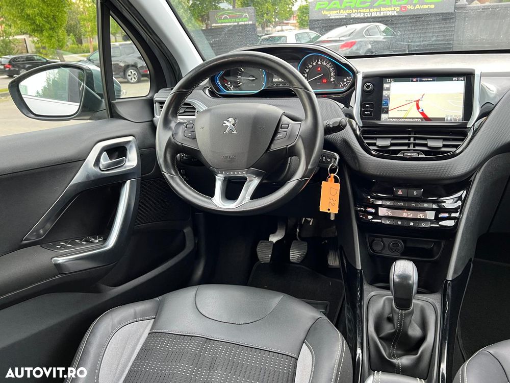 Peugeot 2008 1.2 L PureTech Turbo S&S Allure - 11