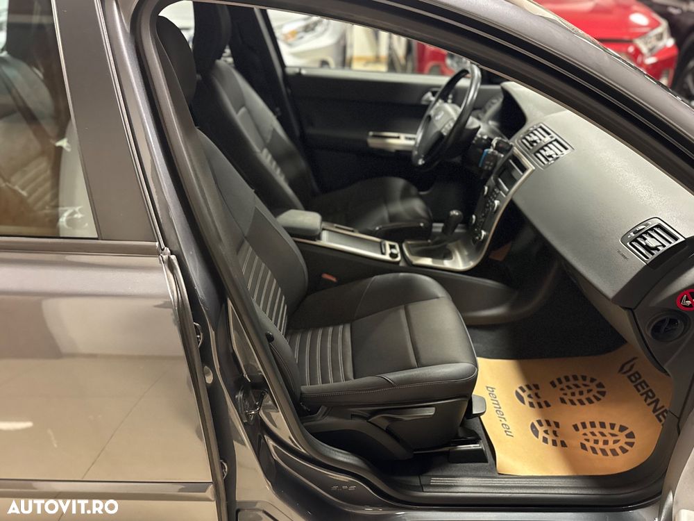 Volvo V50 2.0 D Momentum - 26