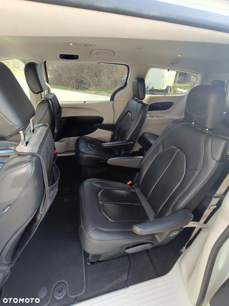 Chrysler Pacifica - 12