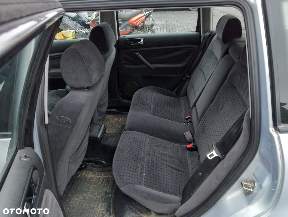 Volkswagen Passat B5 (97-00r.) 1.8 B 125KM. Silnik ADR/APT/ARG Skrzynia DHZ lakier NLB7Z.Cały na części. GWARANCJA !!!  Przód Tył Zestaw Komplet Drzwi Klapa Zderzak Błotnik Maska Grill Atrapa Szyba Pas Lampa Lusterko Boczki Fotel Kanapa Kokpit Deska Rozdzielcza Przełącznik Włącznik Sterownik Przewody Wiązka Instalacja Moduł Komputer Czujnik Listwa Pompa Alternator Wtryski Głowica Rozrusznik Kompresor Sprzęgło Dwumas Silnik Skrzynia ABS Klimatyzacji Paliwa Wspomagania Kolektor Turbina Przepustnica Zawór Chłodnica Koło Hak Belka Sanki Zawieszenie Mcpherson Półoś Amortyzator Wydech Tłumik Zacisk Most - 9