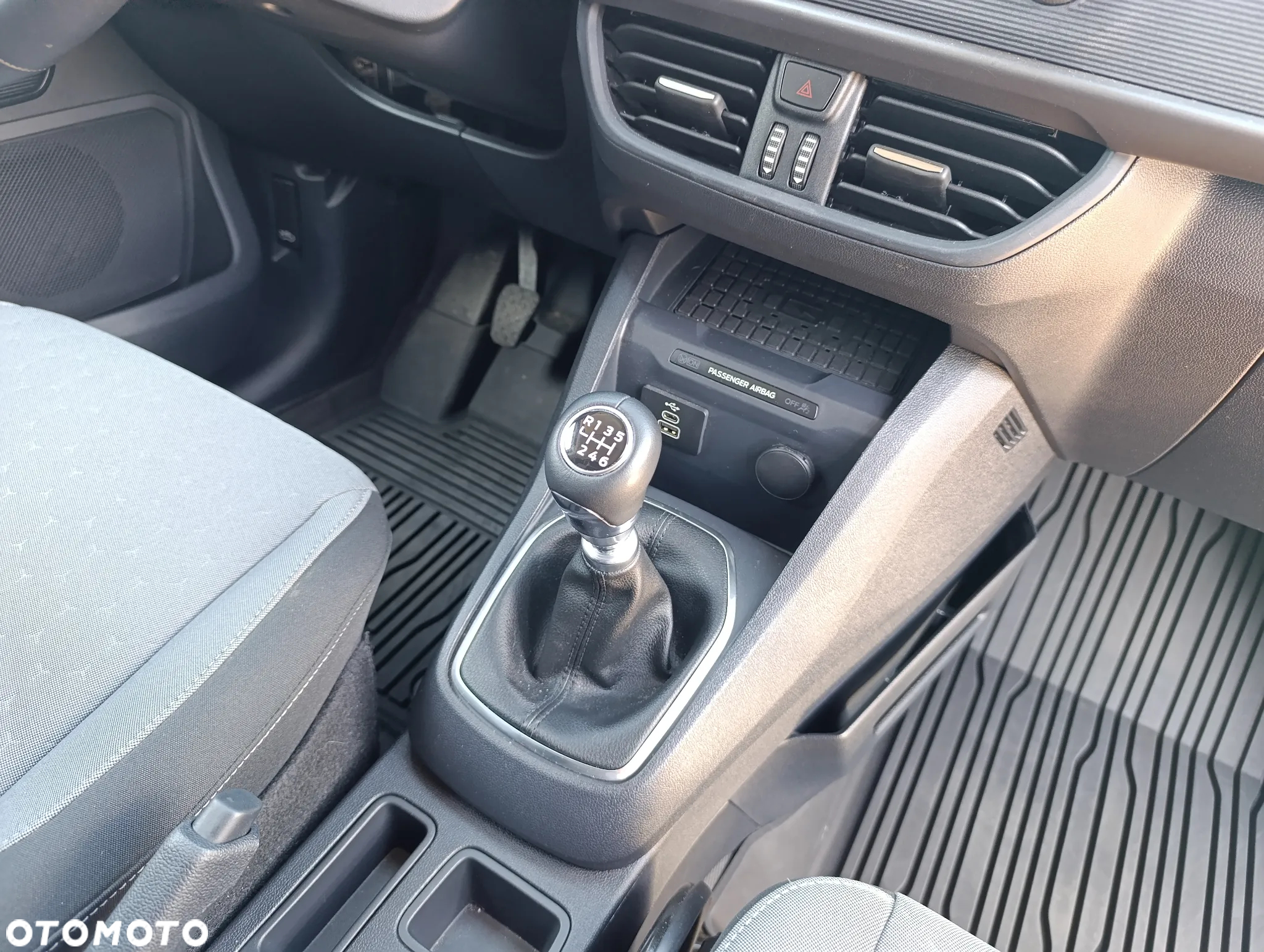 Ford Transit Courier Van Limited - 32
