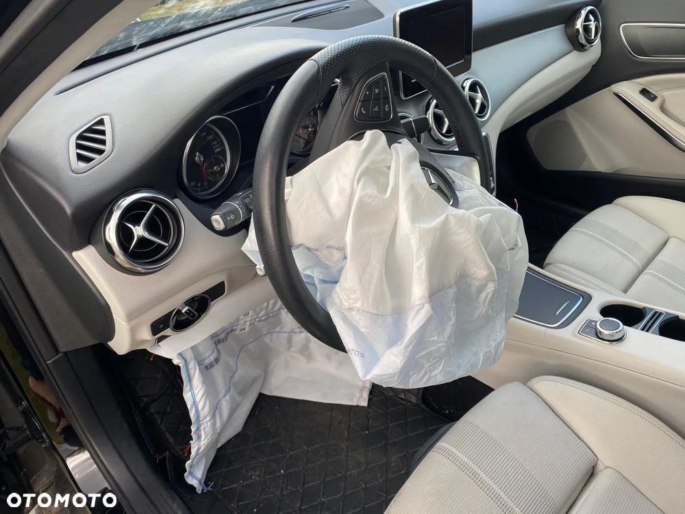 Mercedes-Benz GLA 250 4-Matic AMG Line - 10