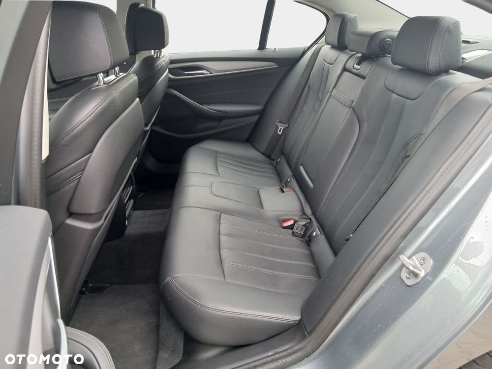 BMW Seria 5 540d xDrive mHEV - 28