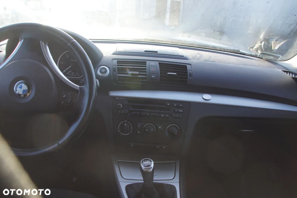 Auto na części - BMW E87 116D Lift 2.0 D 116 KM N47D20 GS6-17DG A52 2010R Silnik Skrzynia Drzwi Błotnik Zderzak Klapa Lampa Klamka Szyba Lusterko Deska Kokpit Sterownik Moduł Czujnik Licznik Panel Kierownica - 16