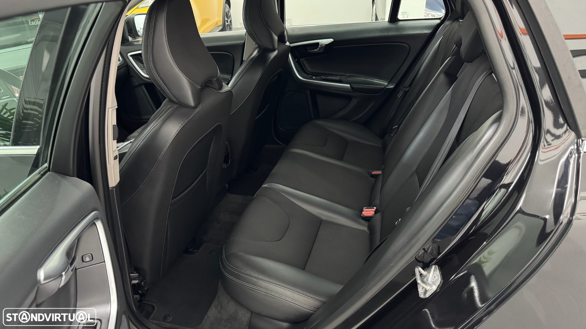 Volvo V60 2.4 D6 R-Design AWD Phev - 13