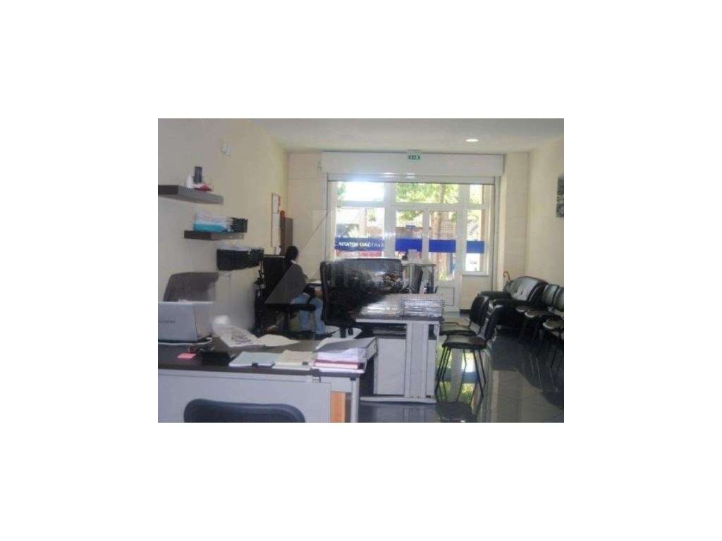 Loja comercial no centro da vila de P. Coura - Grande imagem: 2/2