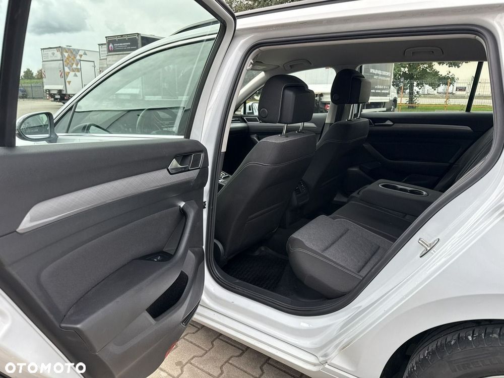Volkswagen Passat 2.0 TDI SCR DSG Business - 14