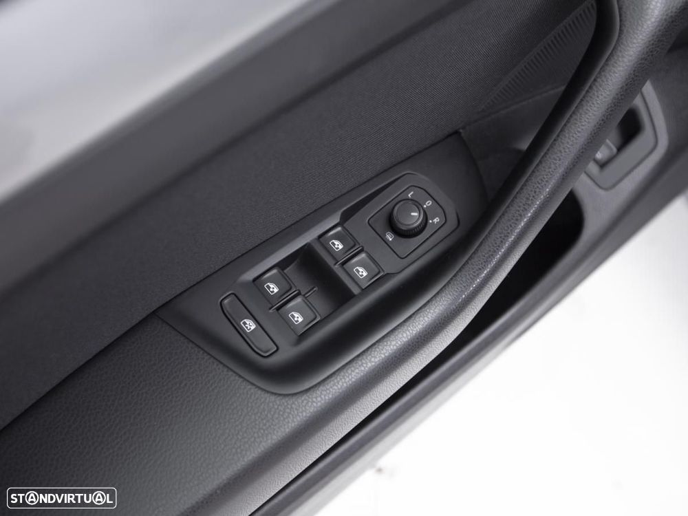 VW Passat Variant 2.0 TDI Business DSG - 13