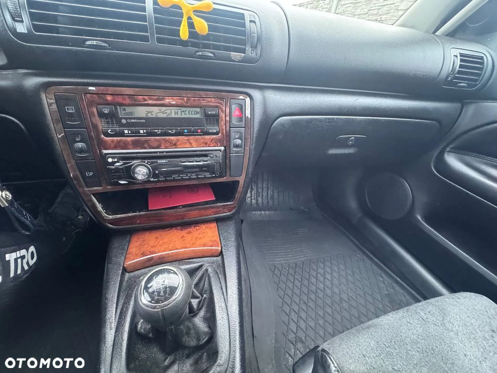 Volkswagen Passat 1.9 TDI Highline - 23