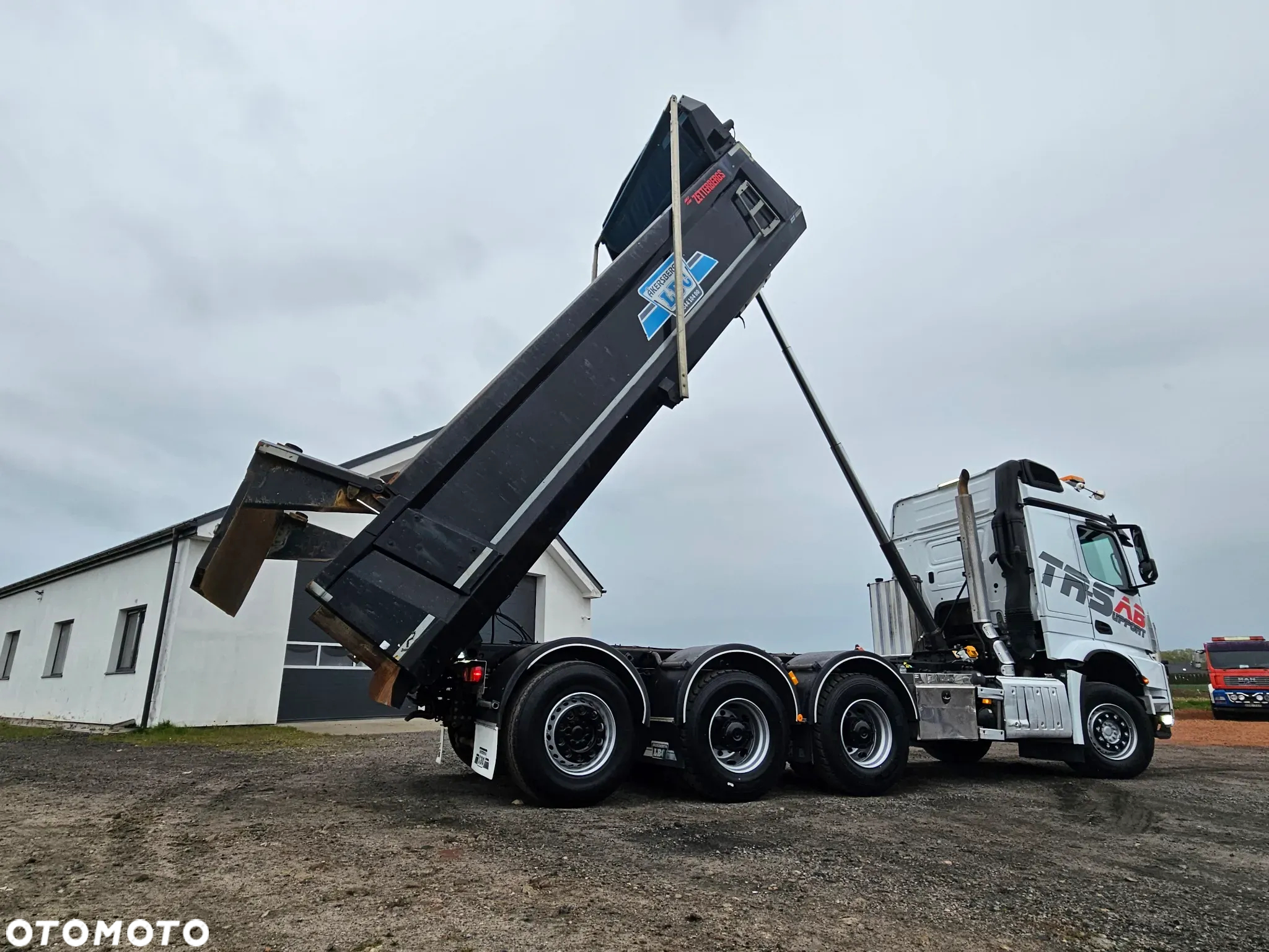 Mercedes-Benz Arocs - 11