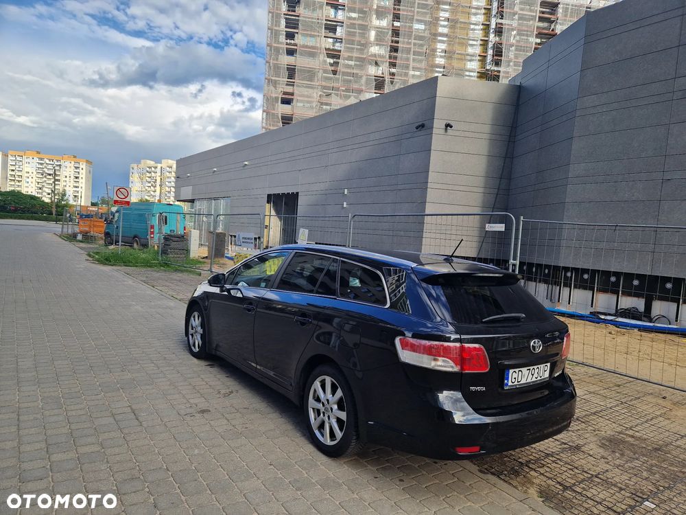 Toyota Avensis 2.2 D-4D Prestige Gold - 3