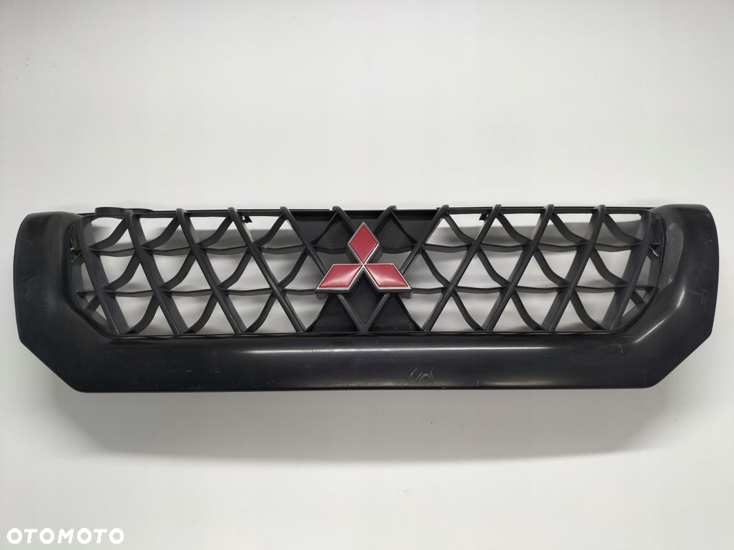 ATRAPA GRILL MITSUBISHI PAJERO SPORT - 1