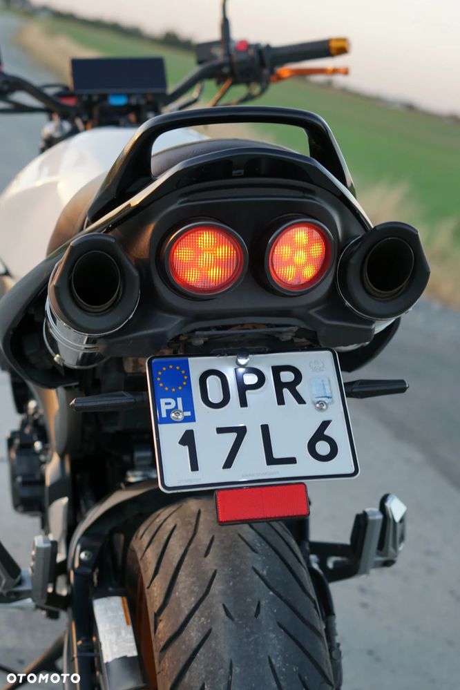 Suzuki GSR - 9