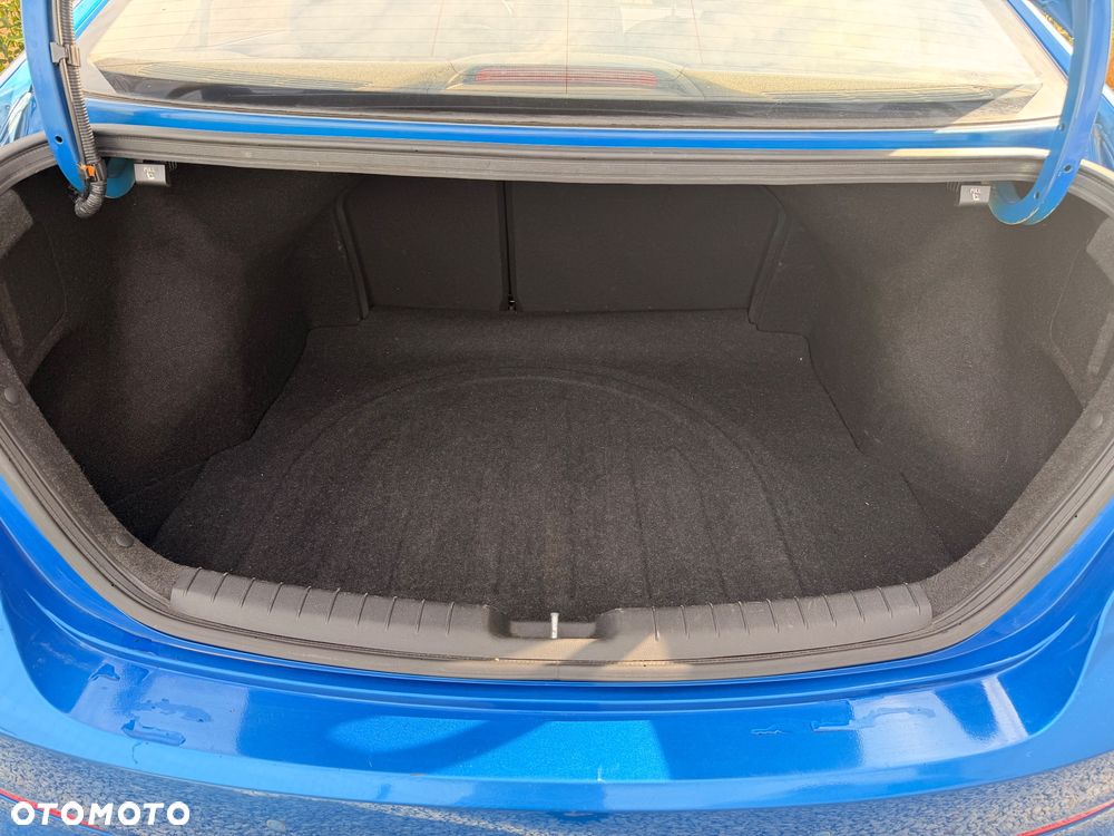 Hyundai Elantra 1.6 CRDi Comfort - 23