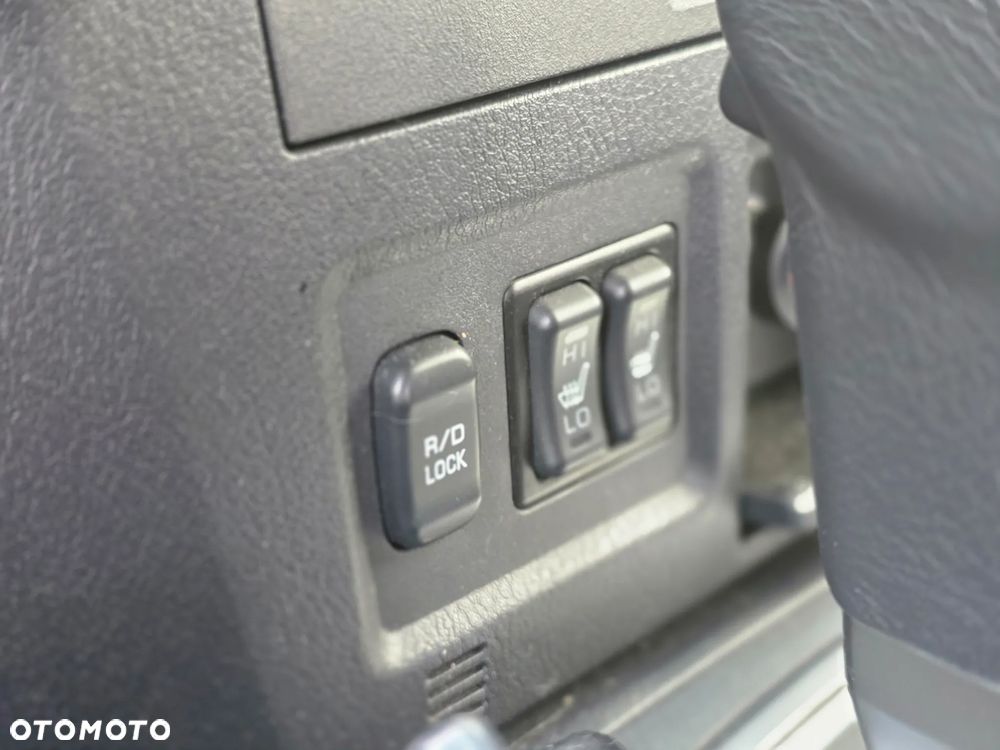 Mitsubishi Pajero - 20