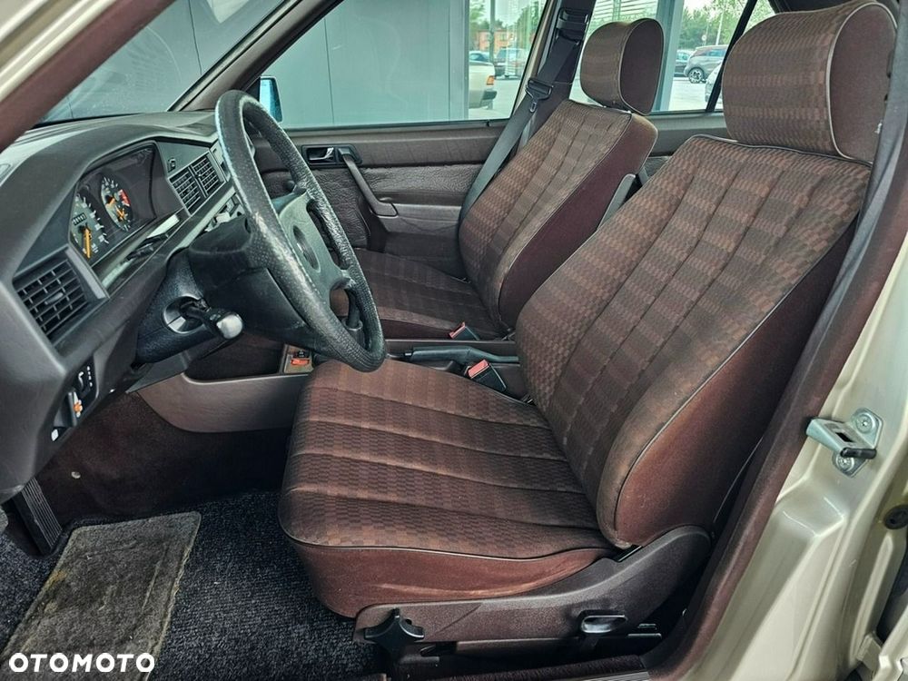 Mercedes-Benz W201 (190) - 24