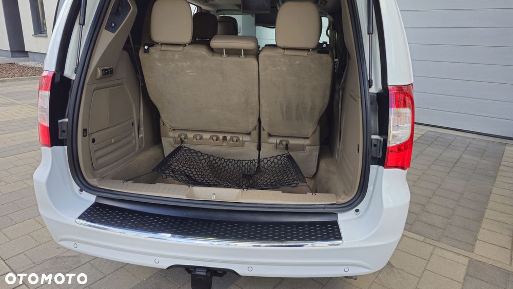 Chrysler Town & Country 3.6 Limited - 26