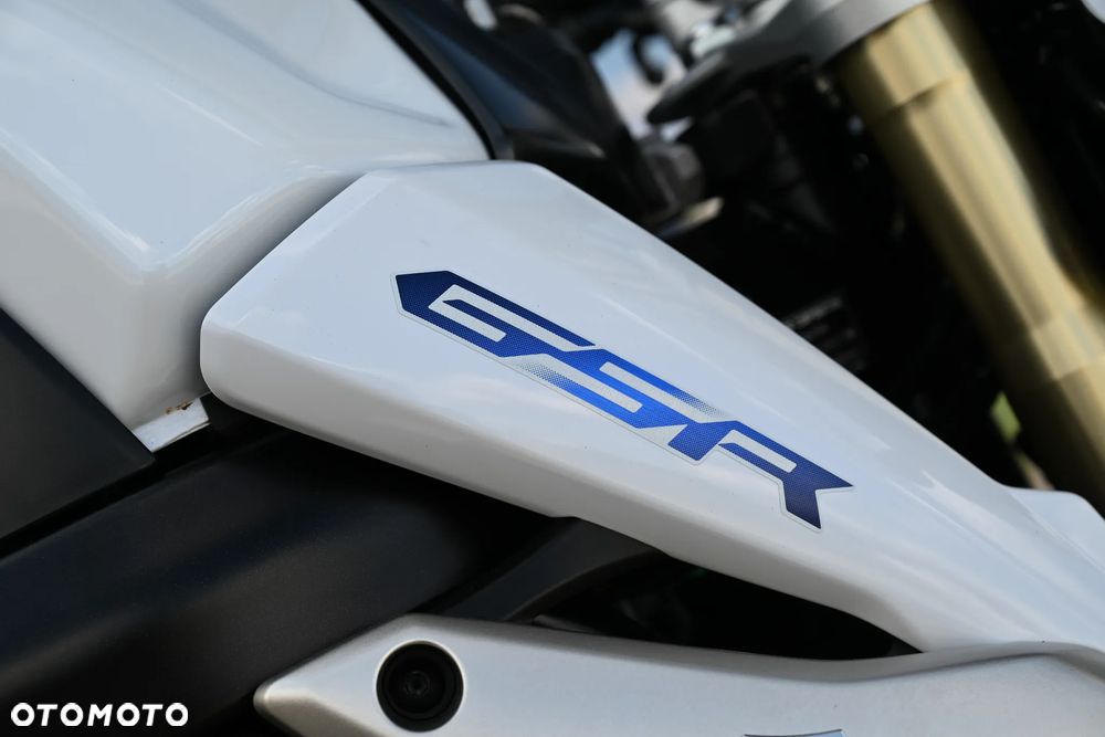 Suzuki GSR - 38