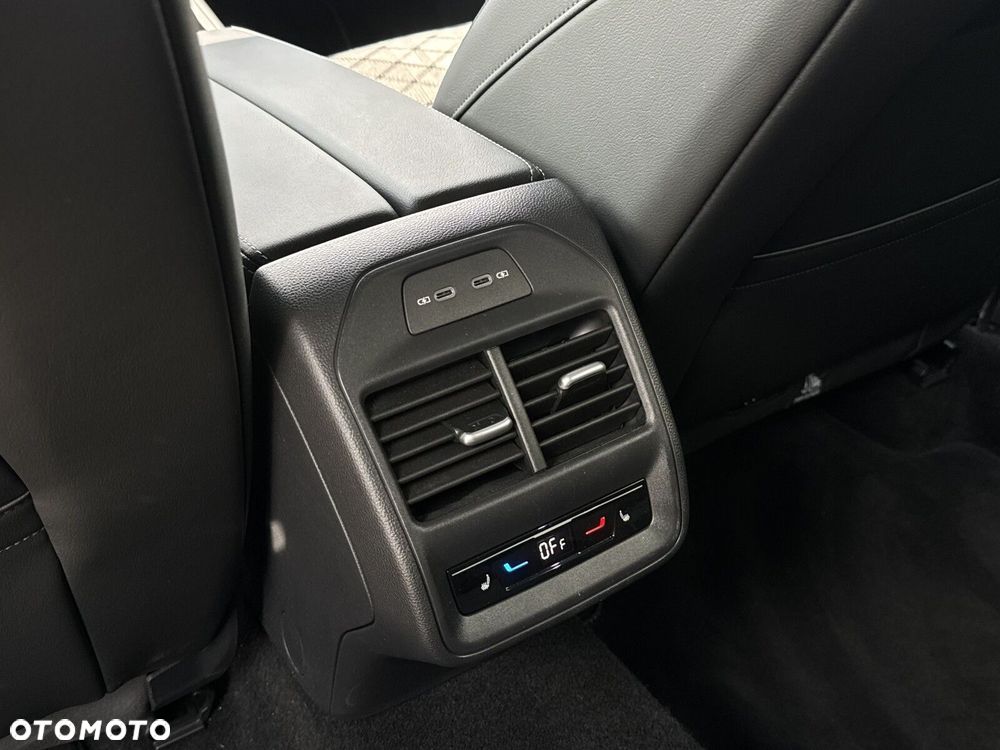 Volkswagen Passat Variant 2.0 TSI R-Line Plus DSG - 20