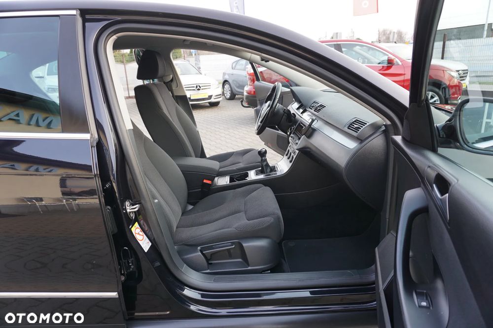 Volkswagen Passat 1.6 Comfortline Family - 26