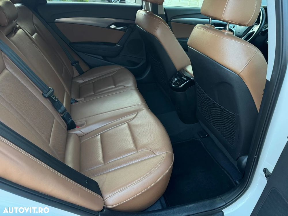 Hyundai i40 Kombi 1.7 CRDi DCT Premium - 10