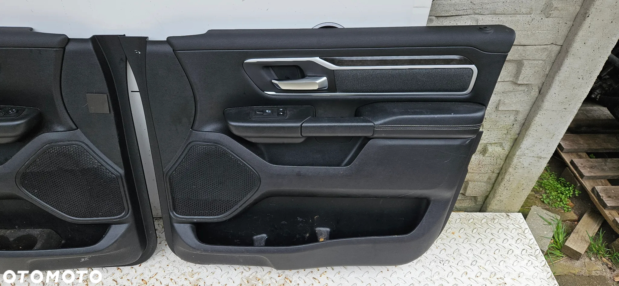 RAM 1500 V 5 2019- Big Horn KRÓTKI QUAD CAB 1,5 Komplet foteli Fotele tapicerka Kanapa Środek Boczki wykładzina Słupek próg listwa CZARNE WNĘTRZE WELUR - 34