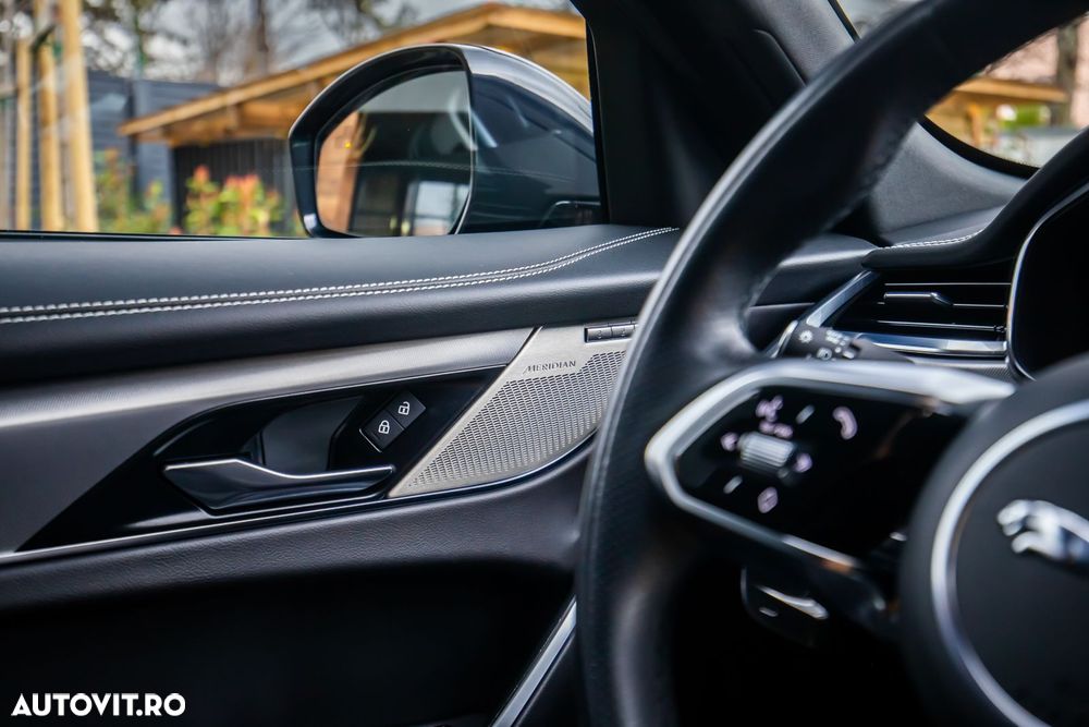 Jaguar F-Pace P250 AWD R-Dynamic Black - 19