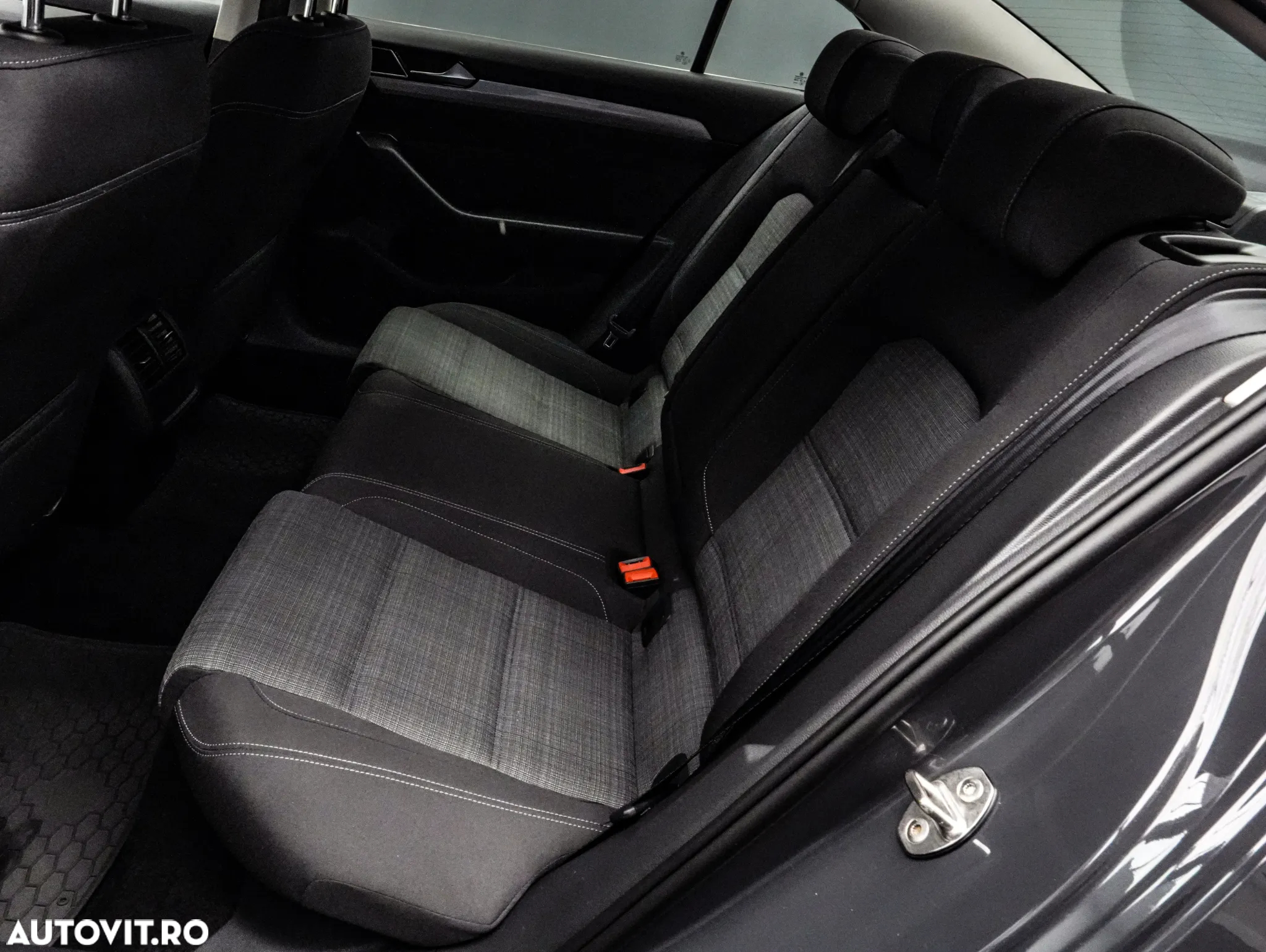 Volkswagen Passat 2.0 TDI DSG Trendline - 15