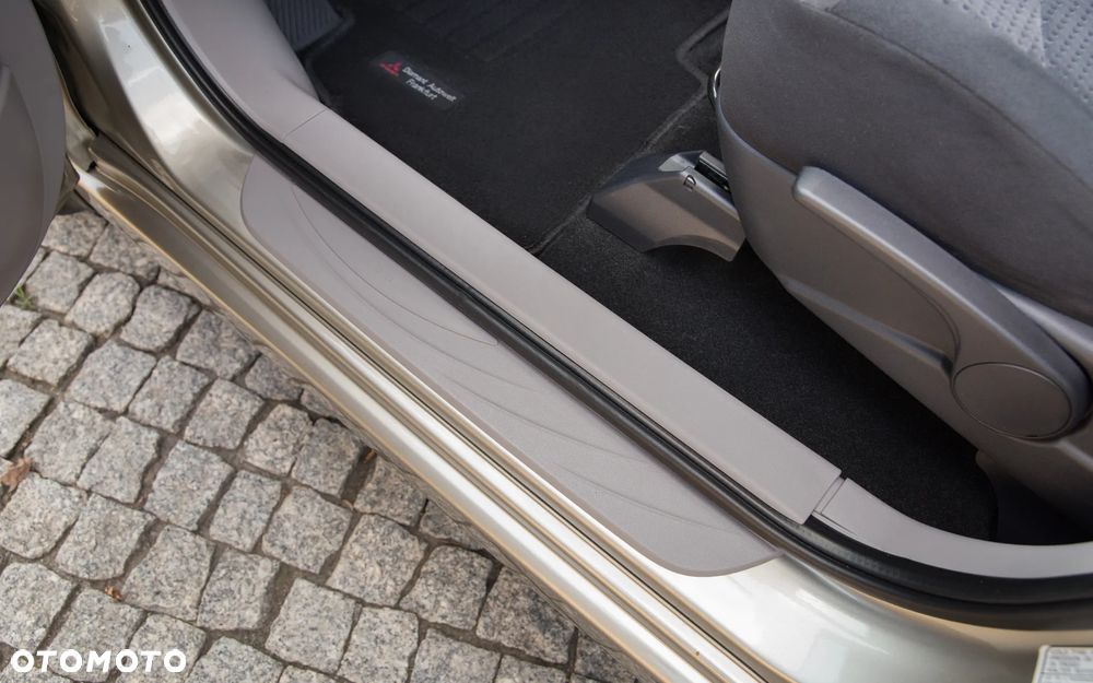 Mitsubishi Grandis 2.4 Intense - 20