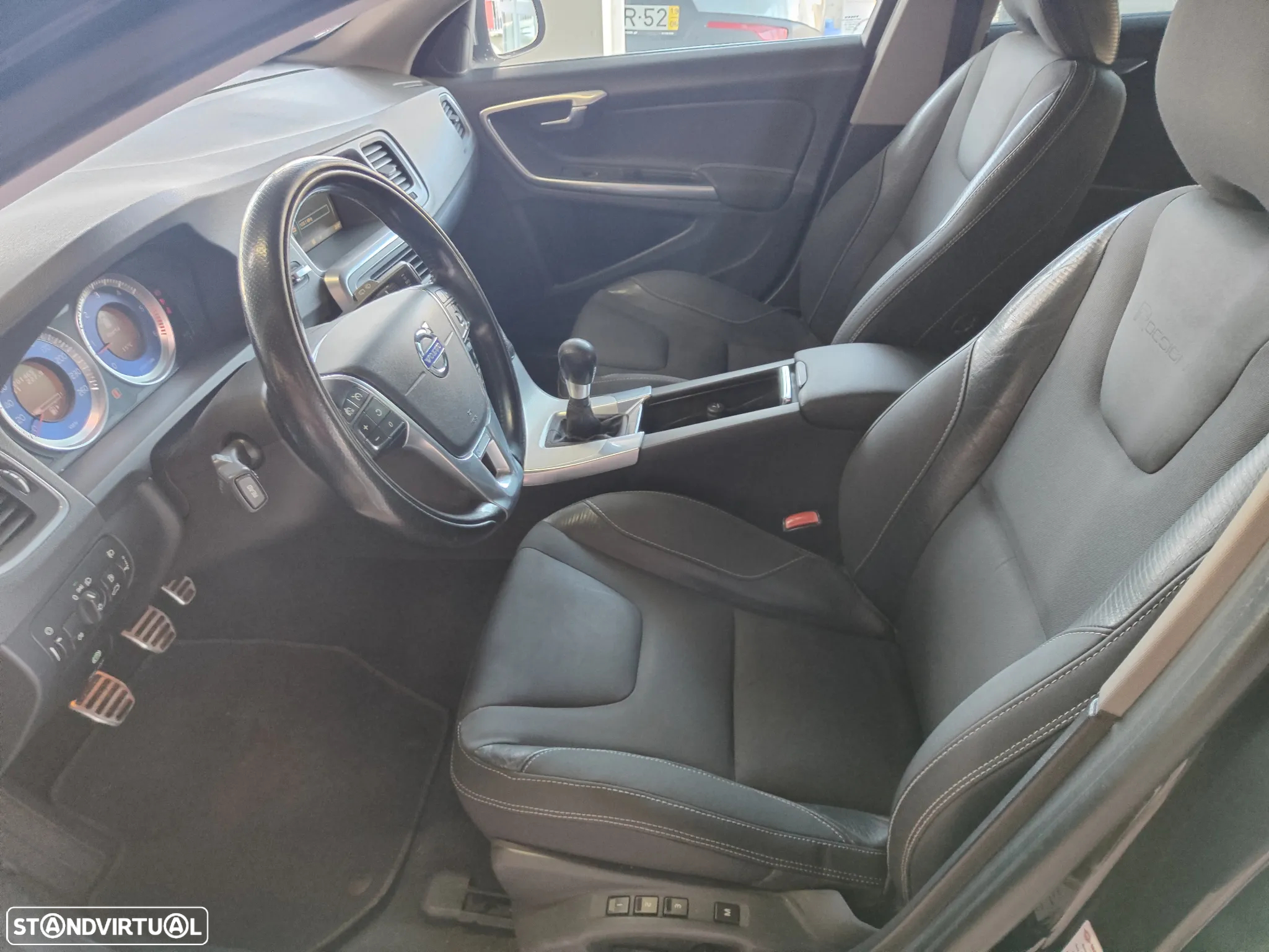 Volvo V60 2.0 D3 R-Design Start/Stop - 13