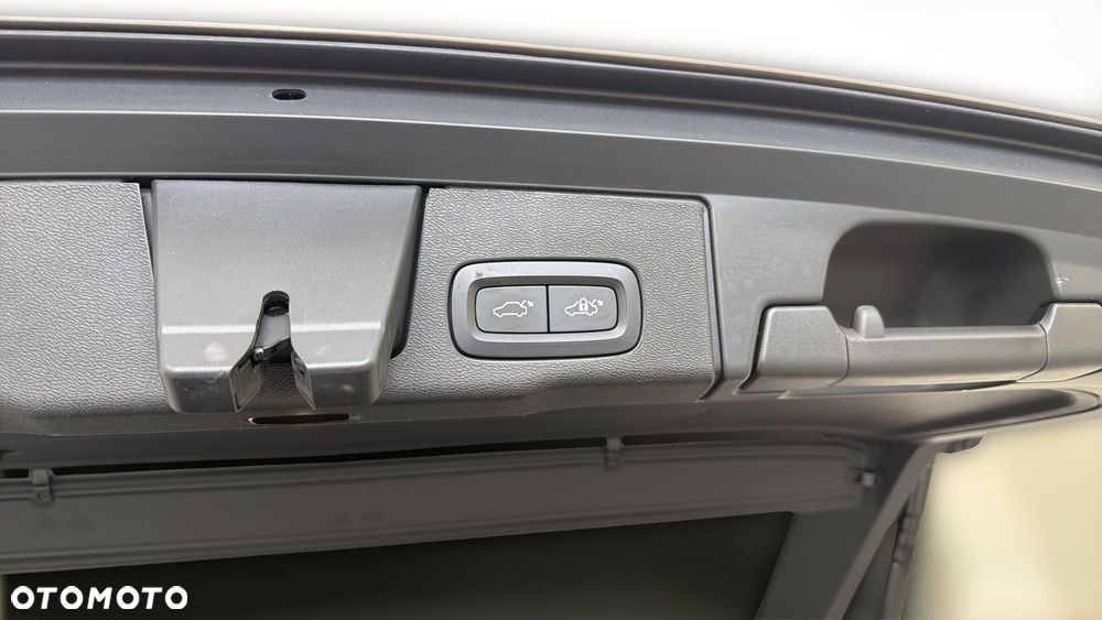 Volvo XC 60 B4 D Plus Dark - 21