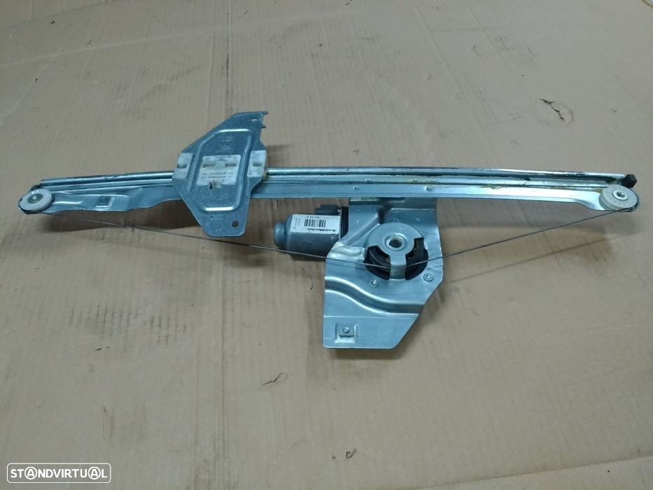 Peugeot Partner / Citroen Berlingo 2008/17 Elevador porta frente dta - 2