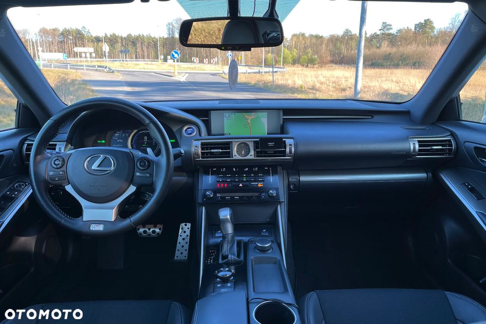 Lexus IS 300h F Sport - 16