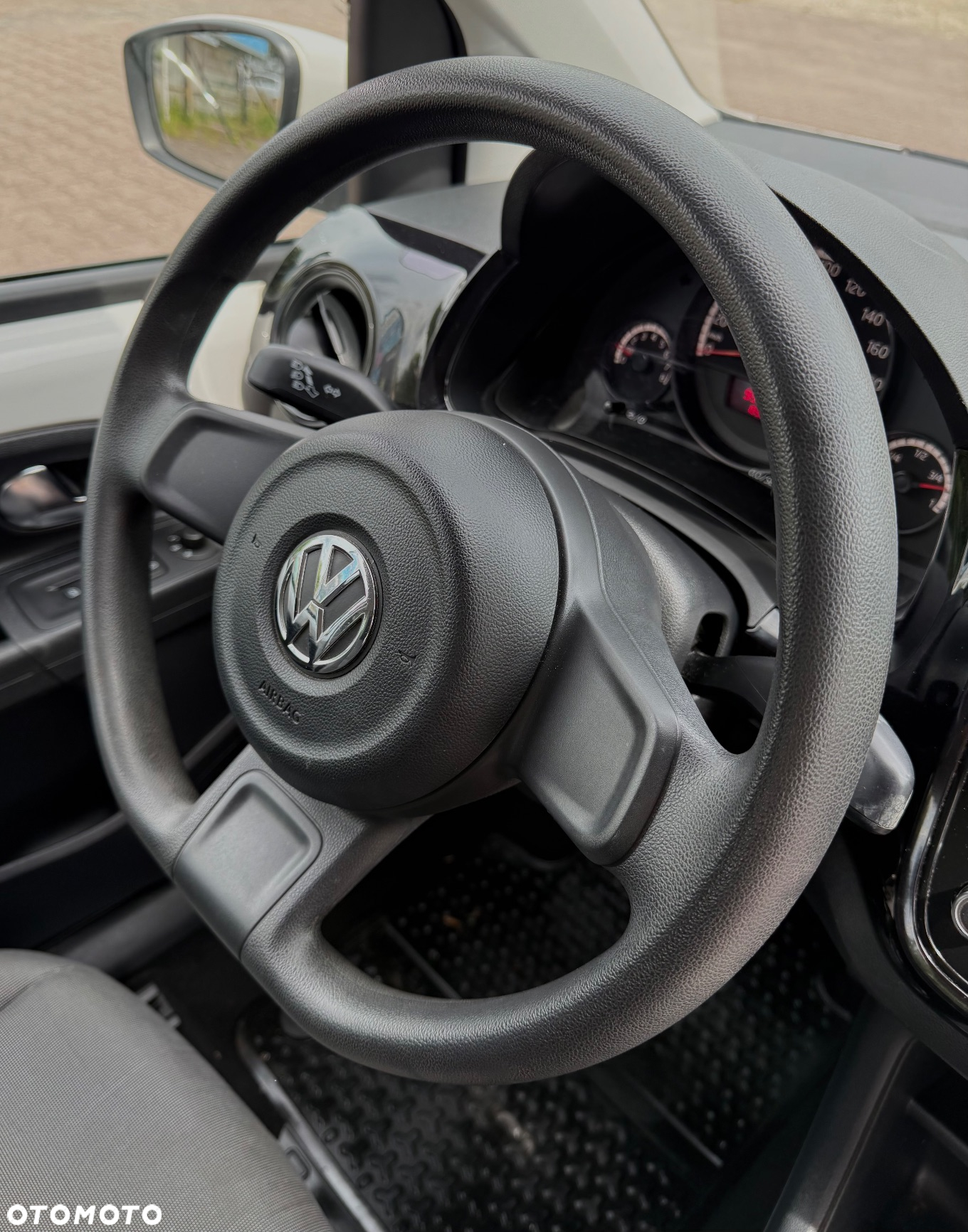 Volkswagen up! 1.0 beats - 25
