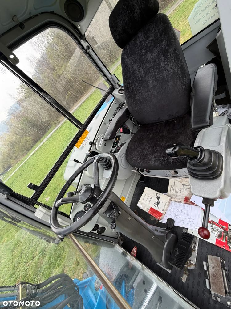 Wacker Neuson 6503 Koparka Kołowa 7ton. Nowe Podwójne Opony z felgami dodatkowe! Niski Przebieg. Maszyna w Bardzo ładnym Stanie. Pochodzi z Komuny Norweskiej. Silnik YANMAR 65KM. Zero luzów wycieków 2 łyżki Okazja. Maszyna pracowała sporadycznie przy lekkich pracach publicznych. Zero zużycia. Dekra 2026r Dokumentacja. Stabilizatory. Zamki na tłokach. 3 sekcje Hydrauliczne. Szybka wolna Jazda. Silnik YANMAR - 6